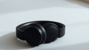Sony WH-1000XM6 Kopfhörer auf minimalistischem Hintergrund.